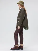 Campera reversible capitoneada con cierre frontal. Un lado es de color negro y el otro es de color beige, ambos con diseño acolchado. Cuenta con cuello redondo, mangas largas y bolsillos laterales.