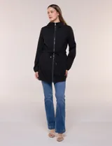 Campera liviana negra de silueta semilarga, con capucha fija, cuello alto, cierre frontal y cordón ajustable en la cintura.