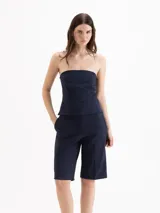 Top strapless tipo corsé color azul marino, confeccionado en tejido de lana fina y forrado en popelina, con calce ajustado y sutiles tajos laterales.