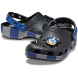 Zuecos Crocs negros con correa trasera azul y suela estampada con rayas azules y grises, inspiradas en la bufanda de la casa Ravenclaw de Harry Potter. Incluyen dijes Jibbitz™ exclusivos de Ravenclaw, como el logo de la casa y un dije de águila.