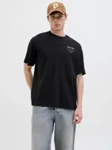 Remera básica de manga corta y color negro, con cuello redondo y diseño clásico para uso diario. Presenta un pequeño estampado tipográfico en el pecho.