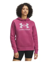 Canguro con capucha Under Armour Rival Fleece Shimmer Hoodie para mujer, color fucsia con logo plateado brillante en el frente. Cuenta con capucha con cordón ajustable, bolsillo tipo canguro y puños y ruedo acanalados.