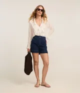 Short de jean de tiro alto con pespuntes contrastantes, cierre de botón y cremallera, trabillas en la cintura y bolsillos delanteros y traseros. Confeccionado en denim de algodón con un toque de elastano.