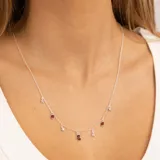 Collar de plata 925 con cadena de 45 cm más 5 cm de extensión, con dijes de estrellas de topacio blanco y piedras de granate.