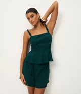 Short corto en viscolino verde oscuro, con cintura elástica, cordón ajustable con detalle de nudos y dobladillo pespuntado.