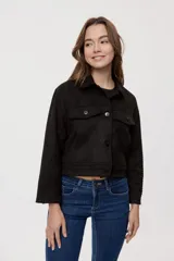Campera negra de efecto gamuzado con cuello camisero, cierre frontal de botones, bolsillos plaqué en el pecho y detalles de costuras decorativas y calados.