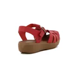 Sandalia casual de cuero color rojo, con diseño tipo guillermina, pulsera con hebilla y plataforma baja.