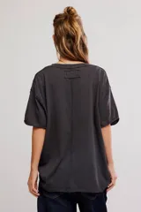 Remera de algodón celeste, de corte oversize con escote en V amplio y mangas cortas caídas.