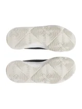 Championes de básquetbol Under Armour Jet 23, con diseño de materiales mixtos en blanco y negro. Presentan entresuela Micro G para amortiguación y suela de goma con patrón de tracción para mayor agarre.