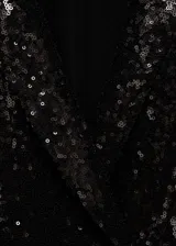 Mono corto de fiesta color negro con lentejuelas, cuello con solapa, sin mangas, bolsillos de ribete y forro interior.