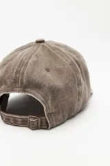 Gorra tipo baseball de color gris oscuro con efecto lavado, confeccionada en algodón con costuras reforzadas en la visera y ojales bordados.