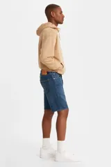 Short de denim azul de corte clásico, tiro medio y diseño de pernera recta con acabado dobladillo.
