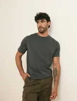 Remera básica de algodón color beige, de manga corta, con cuello redondo y un pequeño detalle bordado en el pecho.