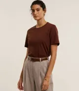 Remera básica de cuello redondo y manga corta, confeccionada en algodón suave y resistente.