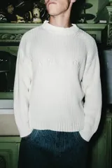 Sweater de tejido acanalado en color blanco, con cuello redondo y logo bordado en el frente.