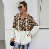 Campera tipo polar con cierre frontal, diseño combinado con estampado animal print en la parte superior y tejido de peluche blanco en la parte inferior. Cuenta con capucha con cordones ajustables y dos bolsillos frontales.