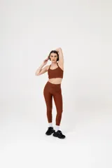 Legging deportiva de tiro alto en color azul marino, con diseño de cortes orgánicos que ofrecen compresión muscular y ajuste ergonómico.