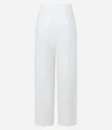 Pantalón de vestir blanco de tela texturizada, corte recto y tiro alto.