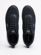 Zapatillas Tommy Hilfiger de running, color azul marino, con exterior de punto y poliéster, suela de goma blanca y detalles distintivos de la marca en el talón.
