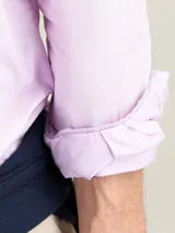 Camisa blanca de popelín para hombre, marca El Ganso. Corte slim fit, cuello italiano con ballenas, manga larga terminada en puño simple y logo bordado en el pecho.