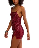 Vestido corto de tirantes finos con escote recto, confeccionado en tejido cubierto de lentejuelas brillantes. Presenta un corte ajustado con una abertura lateral en el ruedo.