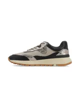 Championes urbanos con diseño de paneles en combinación de colores negro, beige y detalles metalizados. Presentan cordones al tono, suela con plataforma de goma y base dentada en color caramelo.