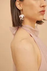 Vestido midi de fiesta confeccionado en microtul, color rosado, con diseño sin mangas, cuello halter fruncido y falda con vuelo de largo midi.