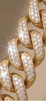 Pulsera tipo eslabón cubano de acero con baño de oro y engarzado de circonias en micropavé.