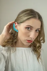 Aros trepadores con strass color celeste, con forma de hojas y una caravana colgante con forma de gota.