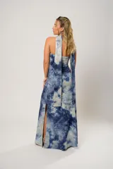 Vestido largo strapless de tela batik con tajos laterales y lazo para el cuello.