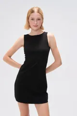Vestido corto negro de algodón, con diseño al cuerpo, cuello a la base y sin mangas.