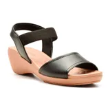 Sandalia de cuero dorada con plataforma color nude, tira ancha sobre los dedos y tira elástica al tobillo.