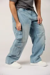 Jean baggy cargo de color celeste claro, de corte amplio y relajado, con múltiples bolsillos utilitarios en los laterales de las piernas.