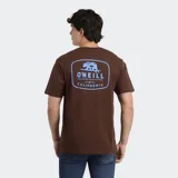 Remera de algodón color azul marino, con cuello redondo, mangas cortas y logo de la marca estampado en el pecho.