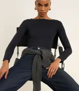 Blusa de manga larga confeccionada en poliamida y elastano, con ajuste regular y escote canoa. Diseño liso y minimalista.
