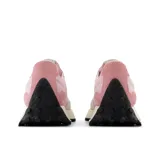 Championes New Balance 327 de dama, en tonos rosa y beige, con logo "N" blanco en el lateral y suela de goma negra.