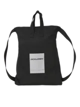 Mochila tipo tote de color negro, con doble asa superior y correas ajustables para llevar en la espalda. Presenta un parche rectangular blanco en el centro con el logo de la marca Jack & Jones.