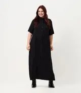 Vestido chemise largo negro, confeccionado en viscosa, con cuello camisero, mangas cortas y cierre frontal con botonera completa.