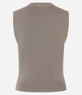 Blusa sin mangas color beige confeccionada en tejido de punto con textura acanalada y cuello redondo.