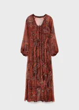 Vestido largo de corte evasé y diseño oversize, confeccionado en tejido semitransparente con estampado paisley en tonos rojizos y marrones. Presenta cuello escotado con cierre frontal, mangas largas con puños abullonados y forro interior.