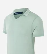 Remera polo masculina de punto color verde claro, con cuello en V y mangas cortas.