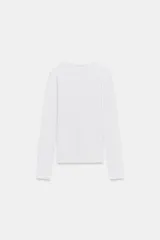 Camiseta de manga larga y cuello redondo, con corte ajustado al cuerpo.