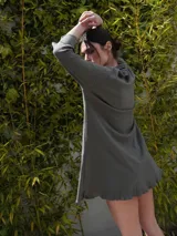 Vestido corto color verde seco con cuello camisero, mangas 3/4 y botones dorados.