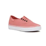 Zapatillas bajas de lona color salmón, sin cordones y con suela blanca.