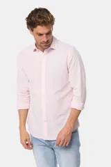Camisa de manga larga, color rosa pálido, con textura de lino y corte slim fit. Presenta cuello clásico y tapeta de botones frontal.