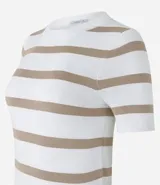 Blusa de punto ligero con diseño de rayas horizontales, cuello redondo y mangas cortas. Confeccionada en una mezcla de viscosa y poliamida, presenta un ajuste al cuerpo.