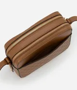 Bandolera negra pequeña de material sintético con textura geométrica. Tiene correa ancha regulable, cierre de cremallera, separadores internos y bolsillo externo con cremallera.