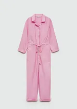 Mono largo de algodón color rosado, con cuello camisero, cierre frontal con botones, manga larga con puños vueltos y cintura elástica ajustable con cordón. Presenta bolsillos de parche en el pecho y en la parte delantera.