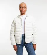 Campera ultra leve Blue Steel, confeccionada en poliamida, con diseño de gajos, capucha, cierre frontal por cremallera, bolsillos laterales con botones y elástico en los puños.