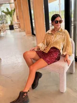 Minifalda de lentejuelas color bordó, con cintura elástica y ajuste cómodo.